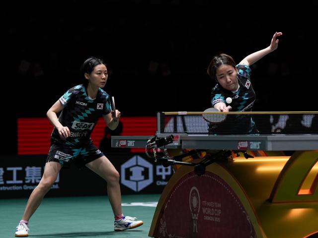 (251207) -- CHENGDU, Dec. 7, 2025 (Xinhua) -- Choi Hyojoo/Lee Eunhye(R) of South Korea compete during the women's doubles match against Wang Manyu/Kuai Man of China during the semifinal match between China and South Korea at the ITTF Mixed Team World Cup 2025 in Chengdu, southwest China's Sichuan Province, Dec. 7, 2025. (Xinhua/Wang Xi)