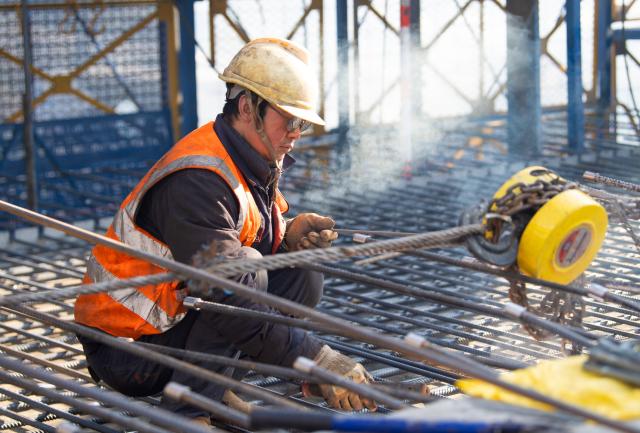 (251207) -- CHONGQING, Dec. 7, 2025 (Xinhua) -- This photo taken on Dec. 7, 2025 shows a worker at the construction site of the Renhe grand bridge along the Xi'an-Chongqing high-speed railway in Chongqing, southwest China. Construction of tower columns of the Renhe grand bridge was fully completed on Sunday, while construction of the entire bridge is nearly 70 percent complete.
   Located in Chengkou County of Chongqing, the 1180.52-meter-long bridge is a key project along the Xi'an-Chongqing high-speed railway. (Xinhua/Tang Yi)