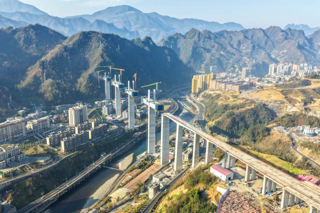 (251207) -- CHONGQING, Dec. 7, 2025 (Xinhua) -- An aerial drone photo taken on Dec. 7, 2025 shows the Renhe grand bridge under construction along the Xi'an-Chongqing high-speed railway in Chongqing, southwest China. Construction of tower columns of the Renhe grand bridge was fully completed on Sunday, while construction of the entire bridge is nearly 70 percent complete.
   Located in Chengkou County of Chongqing, the 1180.52-meter-long bridge is a key project along the Xi'an-Chongqing high-speed railway. (Xinhua/Tang Yi)