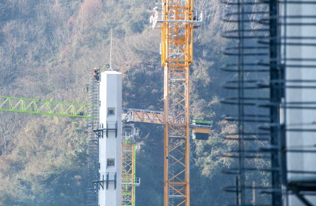 (251207) -- CHONGQING, Dec. 7, 2025 (Xinhua) -- This photo taken on Dec. 7, 2025 shows the construction site of the Renhe grand bridge along the Xi'an-Chongqing high-speed railway in Chongqing, southwest China. Construction of tower columns of the Renhe grand bridge was fully completed on Sunday, while construction of the entire bridge is nearly 70 percent complete.
   Located in Chengkou County of Chongqing, the 1180.52-meter-long bridge is a key project along the Xi'an-Chongqing high-speed railway. (Xinhua/Tang Yi)