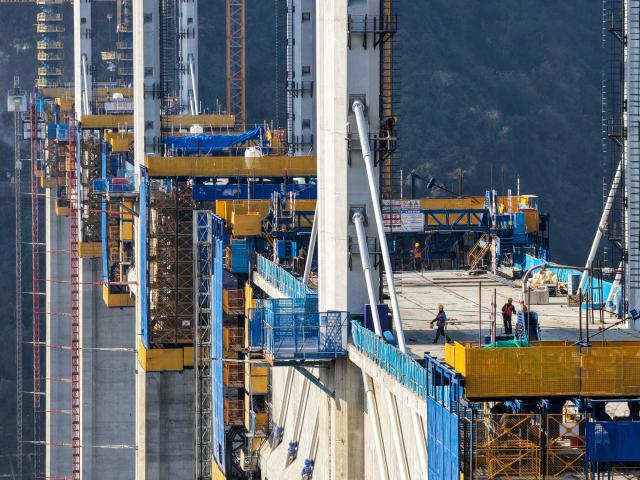 (251207) -- CHONGQING, Dec. 7, 2025 (Xinhua) -- A drone photo taken on Dec. 7, 2025 shows the Renhe grand bridge under construction along the Xi'an-Chongqing high-speed railway in Chongqing, southwest China. Construction of tower columns of the Renhe grand bridge was fully completed on Sunday, while construction of the entire bridge is nearly 70 percent complete.
   Located in Chengkou County of Chongqing, the 1180.52-meter-long bridge is a key project along the Xi'an-Chongqing high-speed railway. (Xinhua/Tang Yi)