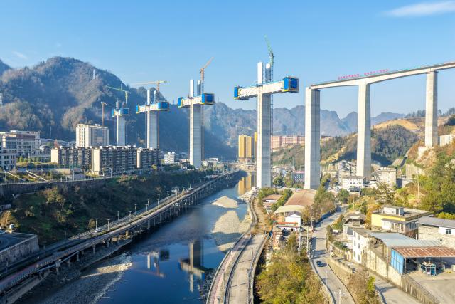 (251207) -- CHONGQING, Dec. 7, 2025 (Xinhua) -- A drone photo taken on Dec. 7, 2025 shows the Renhe grand bridge under construction along the Xi'an-Chongqing high-speed railway in Chongqing, southwest China. Construction of tower columns of the Renhe grand bridge was fully completed on Sunday, while construction of the entire bridge is nearly 70 percent complete.
   Located in Chengkou County of Chongqing, the 1180.52-meter-long bridge is a key project along the Xi'an-Chongqing high-speed railway. (Xinhua/Tang Yi)