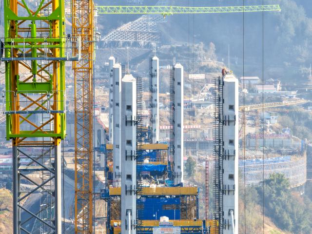 (251207) -- CHONGQING, Dec. 7, 2025 (Xinhua) -- A drone photo taken on Dec. 7, 2025 shows the Renhe grand bridge under construction along the Xi'an-Chongqing high-speed railway in Chongqing, southwest China. Construction of tower columns of the Renhe grand bridge was fully completed on Sunday, while construction of the entire bridge is nearly 70 percent complete.
   Located in Chengkou County of Chongqing, the 1180.52-meter-long bridge is a key project along the Xi'an-Chongqing high-speed railway. (Xinhua/Tang Yi)