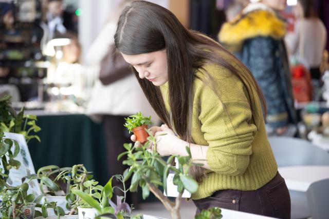(251207) -- VLADIVOSTOK, Dec. 7, 2025 (Xinhua) -- A woman visits a plant and flower market in Vladivostok, Russia, Dec. 7, 2025. (Photo by Andrey Matveenko/Xinhua)