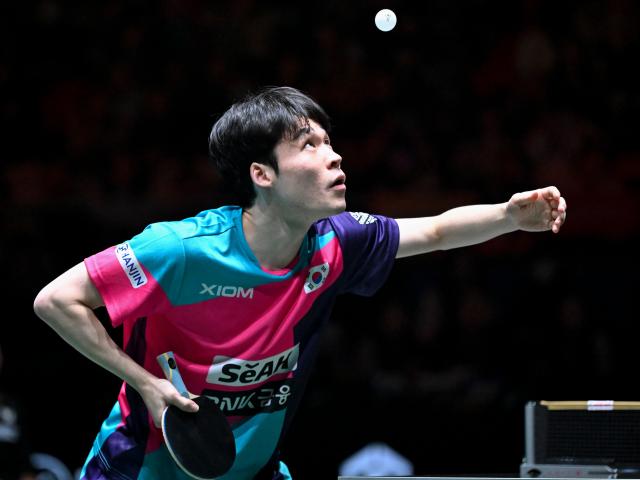 (251207) -- CHENGDU, Dec. 7, 2025 (Xinhua) -- Jang Woojin of South Korea competes in the men's singles match against Patrick Franziska of Germany during the bronze medal match between South Korea and Germany at the ITTF Mixed Team World Cup 2025 in Chengdu, southwest China's Sichuan Province, Dec. 7, 2025. (Xinhua/Xu Bingjie)