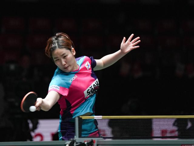 (251207) -- CHENGDU, Dec. 7, 2025 (Xinhua) -- Lee Eunhye of South Korea competes in the women's singles match against Sabine Winter of Germany during the bronze medal match between South Korea and Germany at the ITTF Mixed Team World Cup 2025 in Chengdu, southwest China's Sichuan Province, Dec. 7, 2025. (Xinhua/Wang Xi)