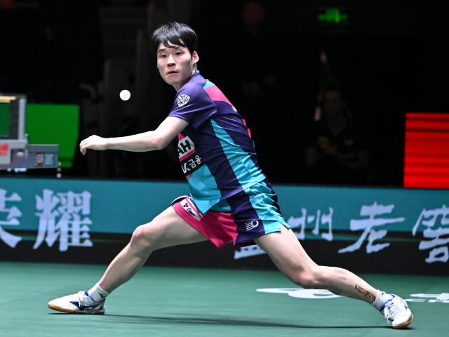 (251207) -- CHENGDU, Dec. 7, 2025 (Xinhua) -- Jang Woojin of South Korea competes in the men's singles match against Patrick Franziska of Germany during the bronze medal match between South Korea and Germany at the ITTF Mixed Team World Cup 2025 in Chengdu, southwest China's Sichuan Province, Dec. 7, 2025. (Xinhua/Xu Bingjie)