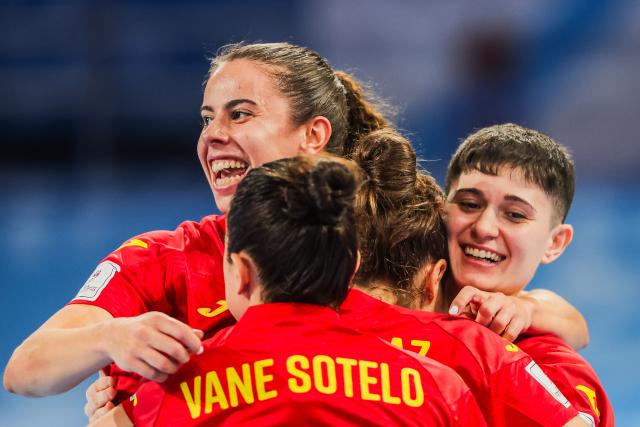 (251207) -- PASIG CITY, Dec. 7, 2025 (Xinhua) -- Players of Spain celebrate after scoring a goal during the 3rd place match between Spain and Argentina at the FIFA Futsal Women's World Cup 2025 in Pasig City, the Philippines, Dec. 7, 2025. (Xinhua/Rouelle Umali)