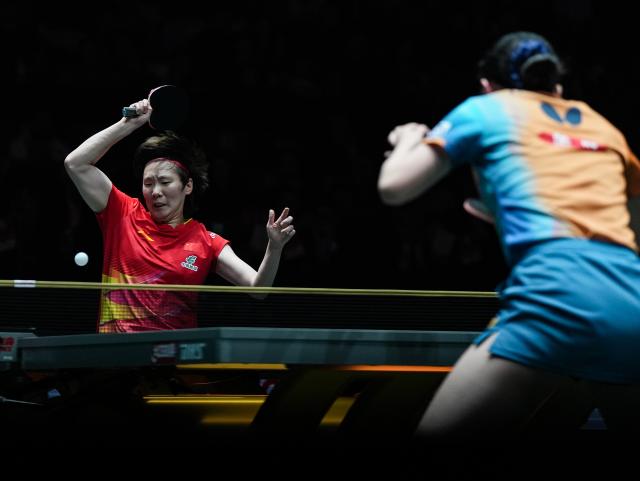 (251207) -- CHENGDU, Dec. 7, 2025 (Xinhua) -- Wang Manyu (L) of China competes in the women's singles match against Harimoto Miwa of Japan during the final match between China and Japan at the ITTF Mixed Team World Cup 2025 in Chengdu, southwest China's Sichuan Province, Dec. 7, 2025. (Xinhua/Wang Xi)