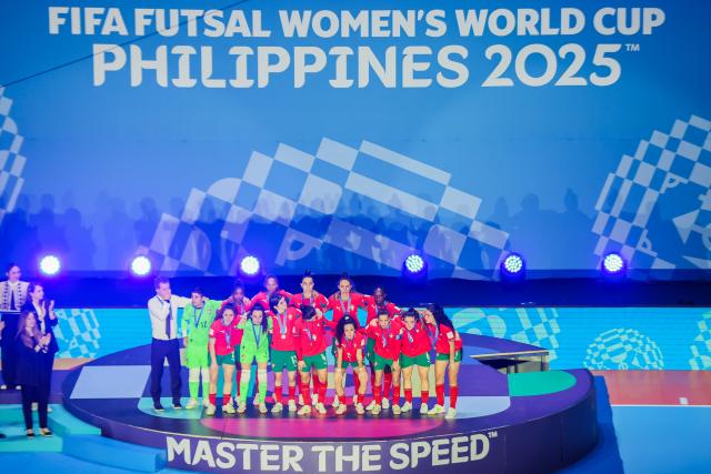 (251207) -- PASIG CITY, Dec. 7, 2025 (Xinhua) -- Silver medalists team members of Portugal are seen during the awarding ceremony at the FIFA Futsal Women's World Cup 2025 in Pasig City, the Philippines, Dec. 7, 2025. (Xinhua/Rouelle Umali)