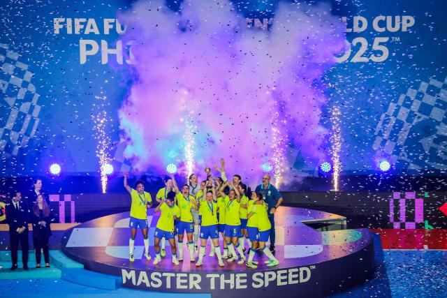 (251207) -- PASIG CITY, Dec. 7, 2025 (Xinhua) -- Gold medalists team members of Brazil celebrate during the awarding ceremony at the FIFA Futsal Women's World Cup 2025 in Pasig City, the Philippines, Dec. 7, 2025. (Xinhua/Rouelle Umali)