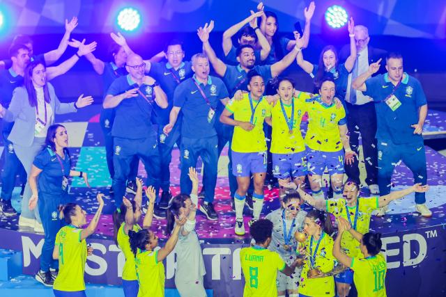 (251207) -- PASIG CITY, Dec. 7, 2025 (Xinhua) -- Gold medalists team members of Brazil celebrate during the awarding ceremony at the FIFA Futsal Women's World Cup 2025 in Pasig City, the Philippines, Dec. 7, 2025. (Xinhua/Rouelle Umali)