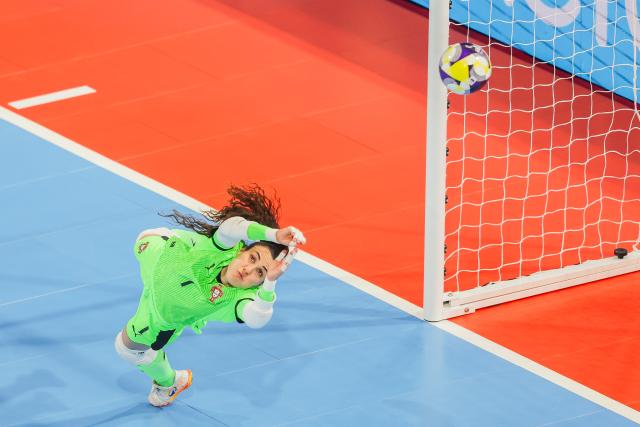 (251207) -- PASIG CITY, Dec. 7, 2025 (Xinhua) -- Goalkeeper Ana Catarina of Portugal competes during the final match between Brazil and Portugal at the FIFA Futsal Women's World Cup 2025 in Pasig City, the Philippines, Dec. 7, 2025. (Xinhua/Rouelle Umali)