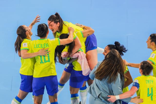 (251207) -- PASIG CITY, Dec. 7, 2025 (Xinhua) -- Players of Brazil celebrate after the final match between Brazil and Portugal at the FIFA Futsal Women's World Cup 2025 in Pasig City, the Philippines, Dec. 7, 2025. (Xinhua/Rouelle Umali)