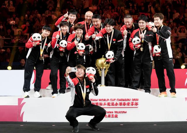 (251207) -- CHENGDU, Dec. 7, 2025 (Xinhua) -- Gold medalists team China pose for a selfie during the awarding ceremony at the ITTF Mixed Team World Cup 2025 in Chengdu, southwest China's Sichuan Province, Dec. 7, 2025. (Xinhua/Wang Ying)