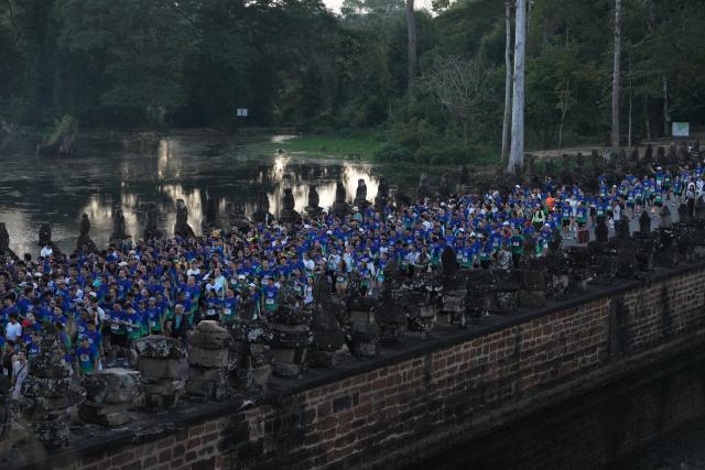 (251207) -- SIEM REAP, Dec. 7, 2025 (Xinhua) -- Runners participate in the 30th Angkor Wat International Half Marathon in Siem Reap province, Cambodia, on Dec. 7, 2025. (Photo by Sao Khuth/Xinhua)