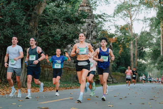 (251207) -- SIEM REAP, Dec. 7, 2025 (Xinhua) -- Runners participate in the 30th Angkor Wat International Half Marathon in Siem Reap province, Cambodia, on Dec. 7, 2025. (Photo by Sao Khuth/Xinhua)