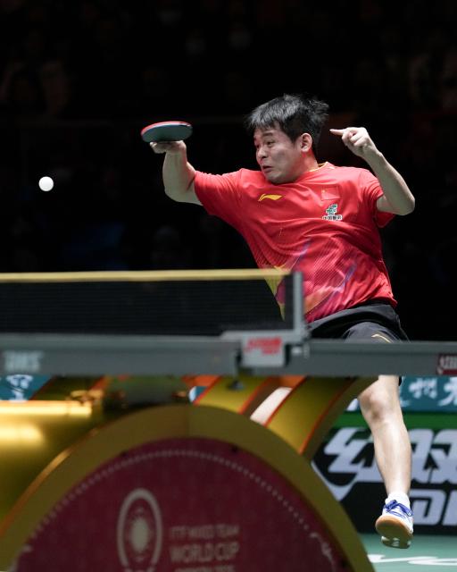 (251207) -- CHENGDU, Dec. 7, 2025 (Xinhua) -- Lin Shidong of China competes in the men's singles match against Harimoto Tomokazu of Japan during the final match between China and Japan at the ITTF Mixed Team World Cup 2025 in Chengdu, southwest China's Sichuan Province, Dec. 7, 2025. (Xinhua/Wang Ying)