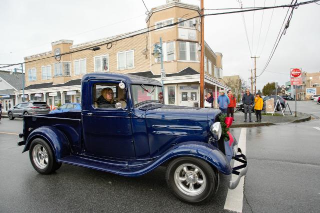 (251208) -- RICHMOND, Dec. 8, 2025 (Xinhua) -- A classic car cruises down the street during the annual Christmas Classic Car Cruise event in Richmond, British Columbia, Canada, Dec. 7, 2025.
  The annual event was held here on Sunday, featuring dozens of classic vehicles with Christmas decorations parading through the communities and collecting toys for charity. (Photo by Liang Sen/Xinhua)
