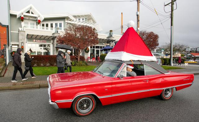 (251208) -- RICHMOND, Dec. 8, 2025 (Xinhua) -- A decorated classic car cruises down the street during the annual Christmas Classic Car Cruise event in Richmond, British Columbia, Canada, Dec. 7, 2025.
  The annual event was held here on Sunday, featuring dozens of classic vehicles with Christmas decorations parading through the communities and collecting toys for charity. (Photo by Liang Sen/Xinhua)
