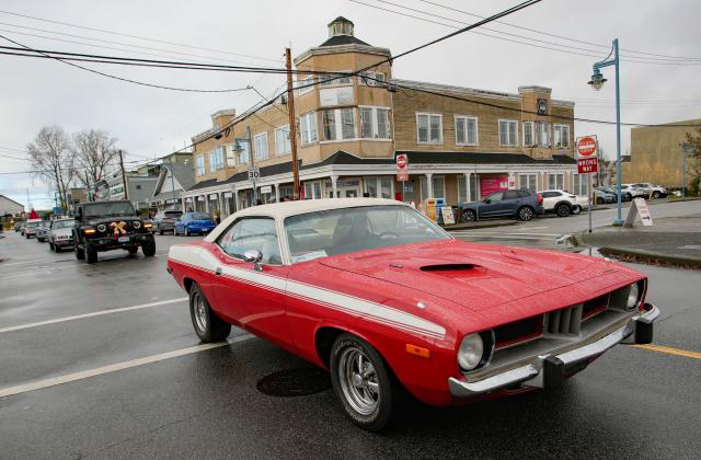 (251208) -- RICHMOND, Dec. 8, 2025 (Xinhua) -- Classic cars cruise down the street during the annual Christmas Classic Car Cruise event in Richmond, British Columbia, Canada, Dec. 7, 2025.
  The annual event was held here on Sunday, featuring dozens of classic vehicles with Christmas decorations parading through the communities and collecting toys for charity. (Photo by Liang Sen/Xinhua)