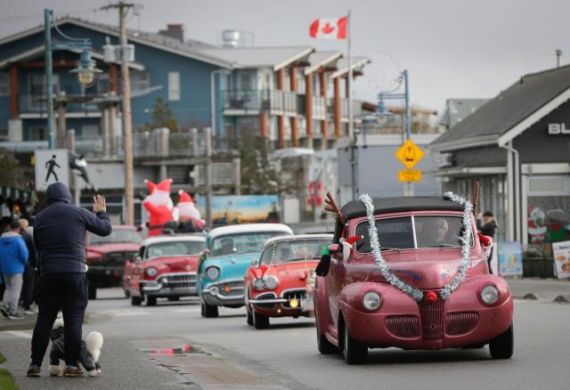 (251208) -- RICHMOND, Dec. 8, 2025 (Xinhua) -- Classic cars cruise down the street during the annual Christmas Classic Car Cruise event in Richmond, British Columbia, Canada, Dec. 7, 2025.
  The annual event was held here on Sunday, featuring dozens of classic vehicles with Christmas decorations parading through the communities and collecting toys for charity. (Photo by Liang Sen/Xinhua)
