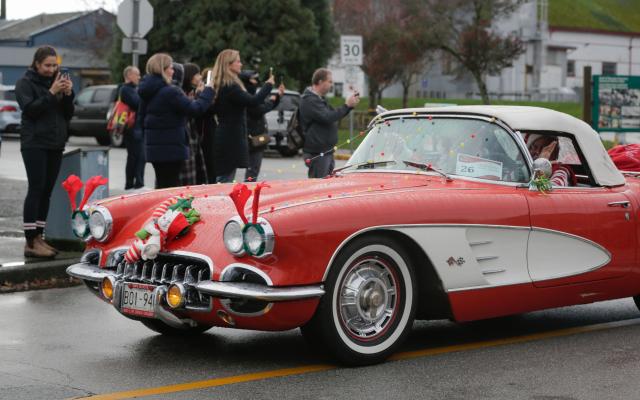 (251208) -- RICHMOND, Dec. 8, 2025 (Xinhua) -- A classic car cruises down the street during the annual Christmas Classic Car Cruise event in Richmond, British Columbia, Canada, Dec. 7, 2025.
  The annual event was held here on Sunday, featuring dozens of classic vehicles with Christmas decorations parading through the communities and collecting toys for charity. (Photo by Liang Sen/Xinhua)