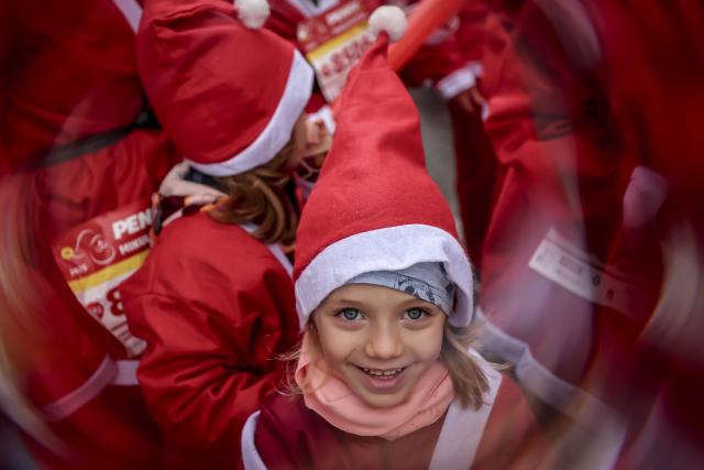 (251208) -- BUDAPEST, Dec. 8, 2025 (Xinhua) -- People in Santa Claus costumes participate in the annual Santa Run in Budapest, Hungary, Dec. 7, 2025.
  The event was held here on Sunday, bringing together about 4,500 participants dressed as Santa Claus to attend, and turning the city center into a joyful sea. (Photo by David Balogh/Xinhua)