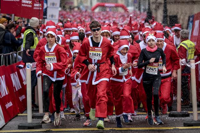 (251208) -- BUDAPEST, Dec. 8, 2025 (Xinhua) -- People in Santa Claus costumes participate in the annual Santa Run in Budapest, Hungary, Dec. 7, 2025.
  The event was held here on Sunday, bringing together about 4,500 participants dressed as Santa Claus to attend, and turning the city center into a joyful sea. (Photo by David Balogh/Xinhua)