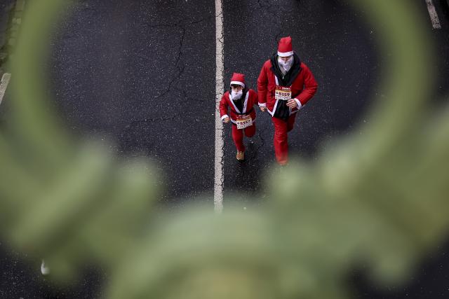 (251208) -- BUDAPEST, Dec. 8, 2025 (Xinhua) -- People in Santa Claus costumes participate in the annual Santa Run in Budapest, Hungary, Dec. 7, 2025.
  The event was held here on Sunday, bringing together about 4,500 participants dressed as Santa Claus to attend, and turning the city center into a joyful sea. (Photo by David Balogh/Xinhua)