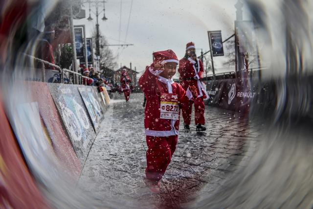 (251208) -- BUDAPEST, Dec. 8, 2025 (Xinhua) -- People in Santa Claus costumes participate in the annual Santa Run in Budapest, Hungary, Dec. 7, 2025.
  The event was held here on Sunday, bringing together about 4,500 participants dressed as Santa Claus to attend, and turning the city center into a joyful sea. (Photo by David Balogh/Xinhua)