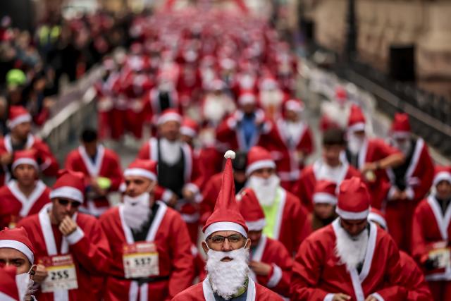 (251208) -- BUDAPEST, Dec. 8, 2025 (Xinhua) -- People in Santa Claus costumes participate in the annual Santa Run in Budapest, Hungary, Dec. 7, 2025.
  The event was held here on Sunday, bringing together about 4,500 participants dressed as Santa Claus to attend, and turning the city center into a joyful sea. (Photo by David Balogh/Xinhua)