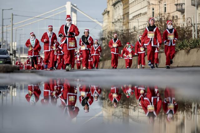 (251208) -- BUDAPEST, Dec. 8, 2025 (Xinhua) -- People in Santa Claus costumes participate in the annual Santa Run in Budapest, Hungary, Dec. 7, 2025.
  The event was held here on Sunday, bringing together about 4,500 participants dressed as Santa Claus to attend, and turning the city center into a joyful sea. (Photo by David Balogh/Xinhua)
