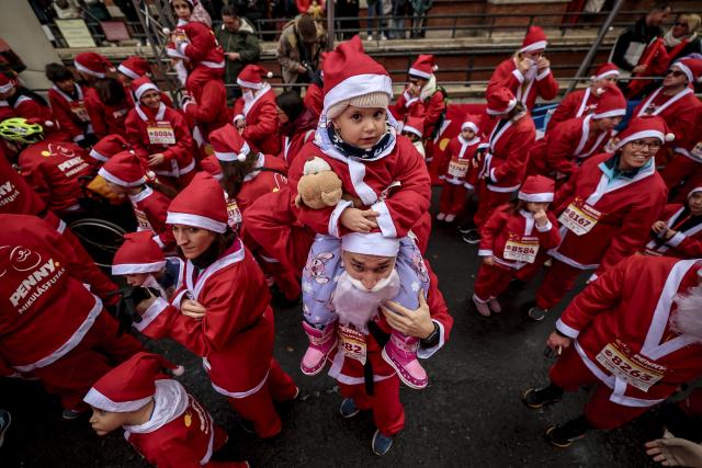 (251208) -- BUDAPEST, Dec. 8, 2025 (Xinhua) -- People in Santa Claus costumes participate in the annual Santa Run in Budapest, Hungary, Dec. 7, 2025.
  The event was held here on Sunday, bringing together about 4,500 participants dressed as Santa Claus to attend, and turning the city center into a joyful sea. (Photo by David Balogh/Xinhua)