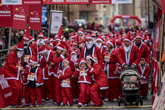 (251208) -- BUDAPEST, Dec. 8, 2025 (Xinhua) -- People in Santa Claus costumes participate in the annual Santa Run in Budapest, Hungary, Dec. 7, 2025.
  The event was held here on Sunday, bringing together about 4,500 participants dressed as Santa Claus to attend, and turning the city center into a joyful sea. (Photo by David Balogh/Xinhua)