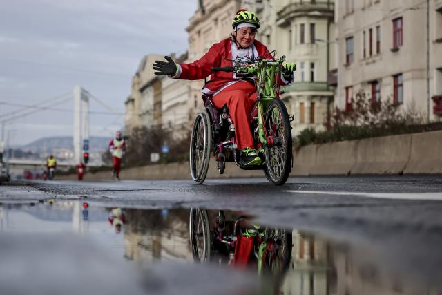 (251208) -- BUDAPEST, Dec. 8, 2025 (Xinhua) -- People in Santa Claus costumes participate in the annual Santa Run in Budapest, Hungary, Dec. 7, 2025.
  The event was held here on Sunday, bringing together about 4,500 participants dressed as Santa Claus to attend, and turning the city center into a joyful sea. (Photo by David Balogh/Xinhua)