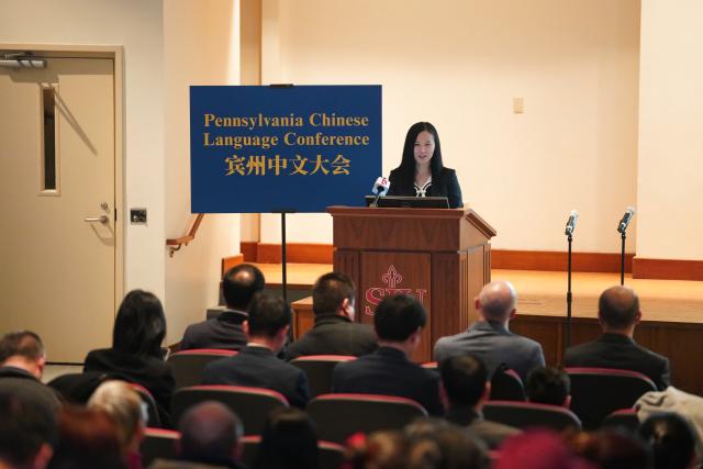 (251208) -- PHILADELPHIA, Dec. 8, 2025 (Xinhua) -- Julie Yu, assistant provost of China Programs at Saint Joseph's University, speaks during the Pennsylvania Chinese Language Conference in Philadelphia, the United States, Dec. 6, 2025.
  Educators and students gathered here on Saturday at Saint Joseph's University to share experiences in Chinese-language teaching and learning.
   TO GO WITH "Feature: Pennsylvania educators discuss challenges in Chinese-language learning" (Xinhua/Zhang Fengguo)