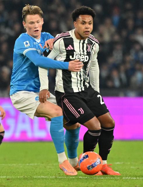 (251208) -- NAPLES, Dec. 8, 2025 (Xinhua) -- Napoli's Scott McTominay (L) vies with Juventus' Weston Mckennie during a Serie A football match between Napoli and Juventus in Naples, Italy, Dec. 7, 2025. (Photo by Alberto Lingria/Xinhua)