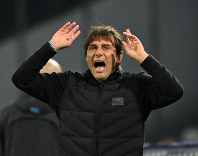 (251208) -- NAPLES, Dec. 8, 2025 (Xinhua) -- Napoli's head coach Antonio Conte gestures during a Serie A football match between Napoli and Juventus in Naples, Italy, Dec. 7, 2025. (Photo by Alberto Lingria/Xinhua)