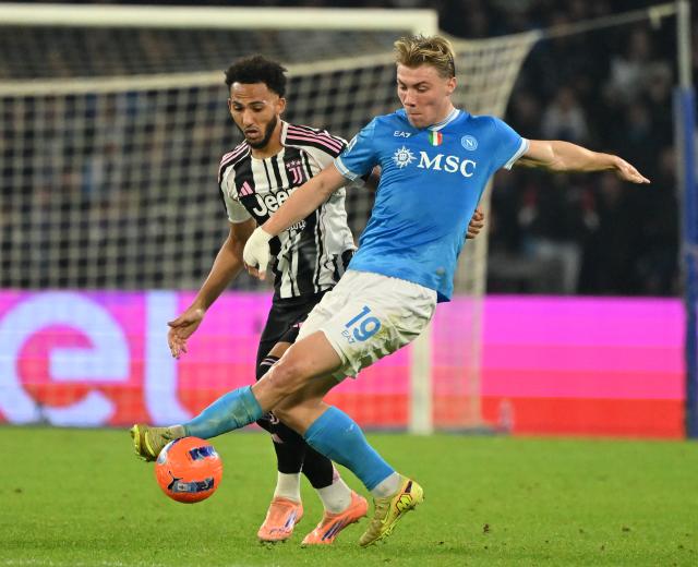 (251208) -- NAPLES, Dec. 8, 2025 (Xinhua) -- Napoli's Rasmus Hojlund (R) vies with Juventus' Lloyd Kelly during a Serie A football match between Napoli and Juventus in Naples, Italy, Dec. 7, 2025. (Photo by Alberto Lingria/Xinhua)