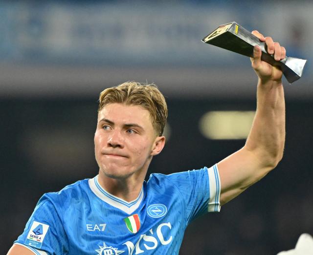 (251208) -- NAPLES, Dec. 8, 2025 (Xinhua) -- Napoli's Rasmus Hojlund reacts with the trophy as player of the match after a Serie A football match between Napoli and Juventus in Naples, Italy, Dec. 7, 2025. (Photo by Alberto Lingria/Xinhua)