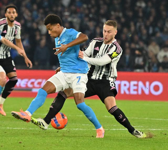 (251208) -- NAPLES, Dec. 8, 2025 (Xinhua) -- Napoli's David Neres (L) vies with Juventus' Teun Koopmeiners during a Serie A football match between Napoli and Juventus in Naples, Italy, Dec. 7, 2025. (Photo by Alberto Lingria/Xinhua)