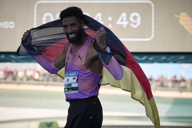 (251208) -- VALENCIA, Dec. 8, 2025 (Xinhua) -- Amanal Petros of Germany celebrates after the 2025 Valencia Marathon Trinidad Alfonso in Valencia, Spain, Dec. 7, 2025. (Xinhua)