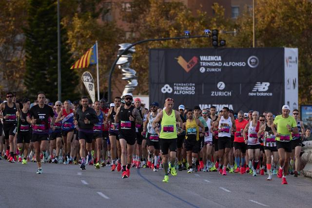 (251208) -- VALENCIA, Dec. 8, 2025 (Xinhua) -- Runners compete during the 2025 Valencia Marathon Trinidad Alfonso in Valencia, Spain, Dec. 7, 2025. (Xinhua)