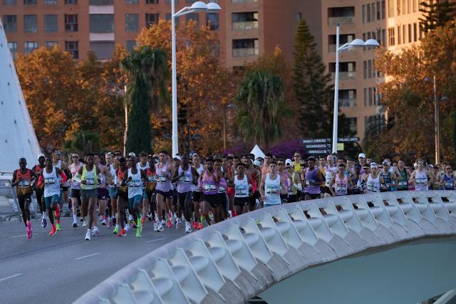 (251208) -- VALENCIA, Dec. 8, 2025 (Xinhua) -- Runners compete during the 2025 Valencia Marathon Trinidad Alfonso in Valencia, Spain, Dec. 7, 2025. (Xinhua)