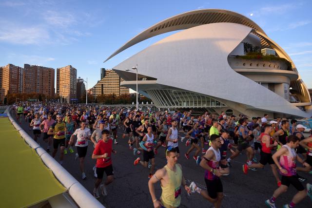 (251208) -- VALENCIA, Dec. 8, 2025 (Xinhua) -- Runners compete during the 2025 Valencia Marathon Trinidad Alfonso in Valencia, Spain, Dec. 7, 2025. (Xinhua)