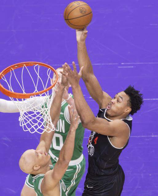 (251208) -- TORONTO, Dec. 8, 2025 (Xinhua) -- Scottie Barnes (R) of Toronto Raptors goes up for a layup during the 2025-2026 NBA regular season game between Toronto Raptors and Boston Celtics in Toronto, Canada, on Dec. 7, 2025. (Photo by Zou Zheng/Xinhua)