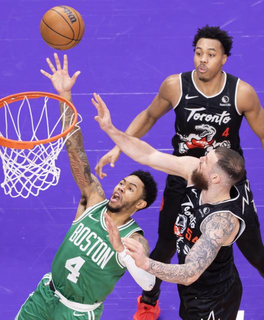 (251208) -- TORONTO, Dec. 8, 2025 (Xinhua) -- Anfernee Simons (L) of Boston Celtics goes for a layup during the 2025-2026 NBA regular season game between Toronto Raptors and Boston Celtics in Toronto, Canada, on Dec. 7, 2025. (Photo by Zou Zheng/Xinhua)