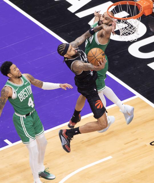 (251208) -- TORONTO, Dec. 8, 2025 (Xinhua) -- Brandon Ingram (C) of Toronto Raptors goes for a layup during the 2025-2026 NBA regular season game between Toronto Raptors and Boston Celtics in Toronto, Canada, on Dec. 7, 2025. (Photo by Zou Zheng/Xinhua)