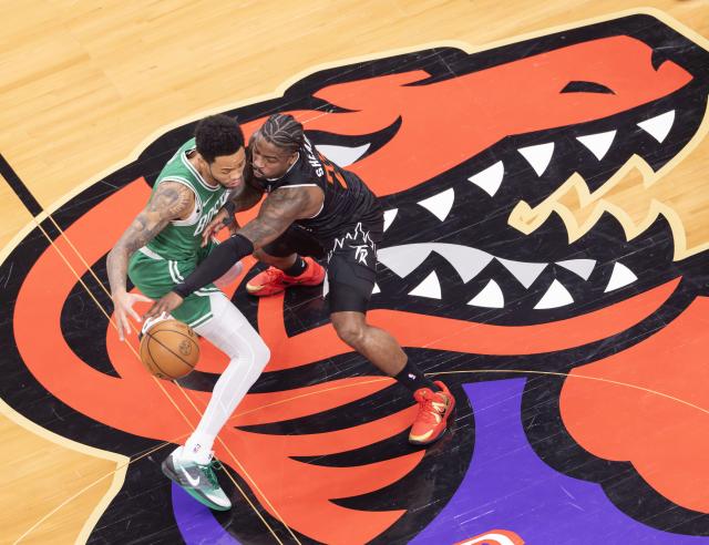 (251208) -- TORONTO, Dec. 8, 2025 (Xinhua) -- Jamal Shead (R) of Toronto Raptors vies with Anfernee Simons of Boston Celtics during the 2025-2026 NBA regular season game between Toronto Raptors and Boston Celtics in Toronto, Canada, on Dec. 7, 2025. (Photo by Zou Zheng/Xinhua)